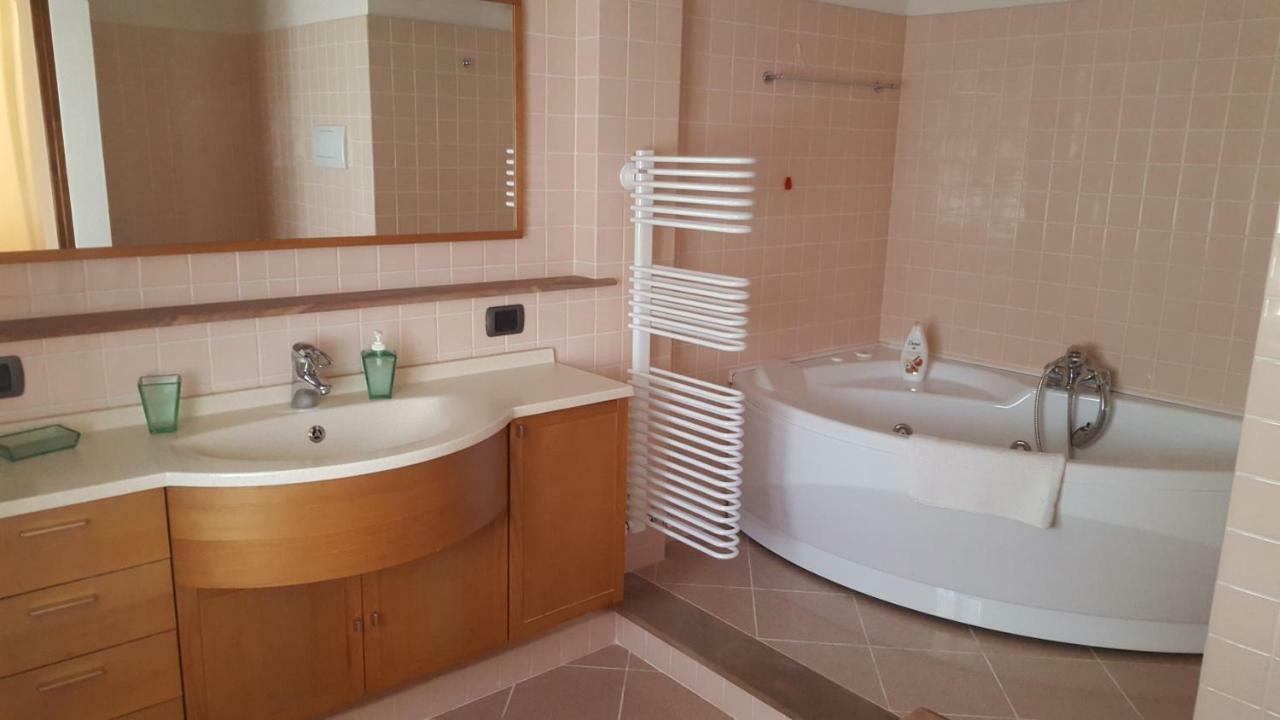 La Vedetta Apartment Лука Екстериор снимка